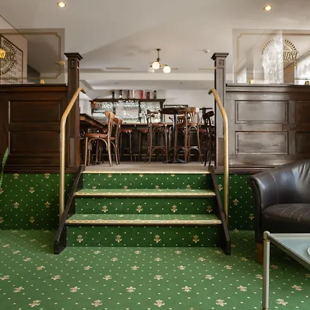 Astor Hotel *
